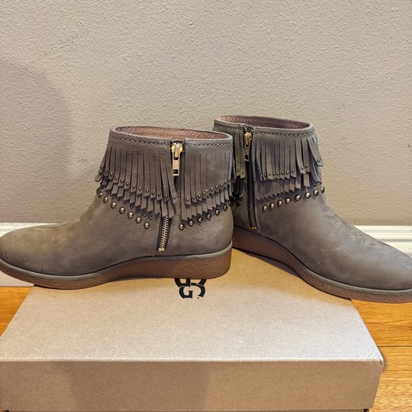 NWT UGG Ariane Fringe Boot Size 8 - Picture 2 of 9